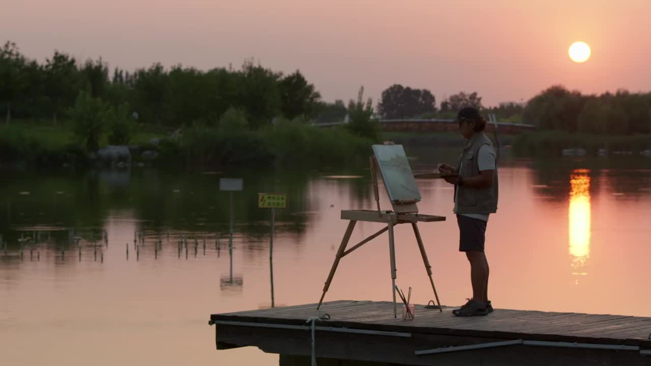 中老年男子在公园油画写生视频素材