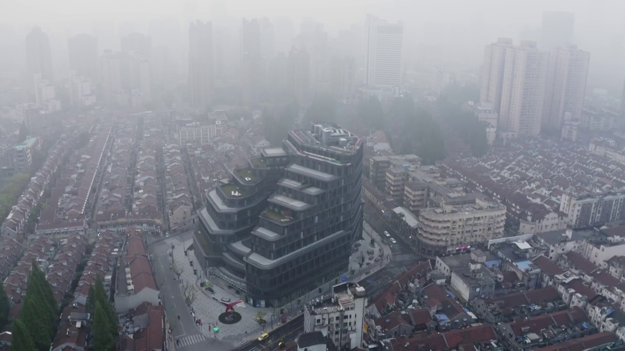 雾天中的虹口宝华商业广场视频下载
