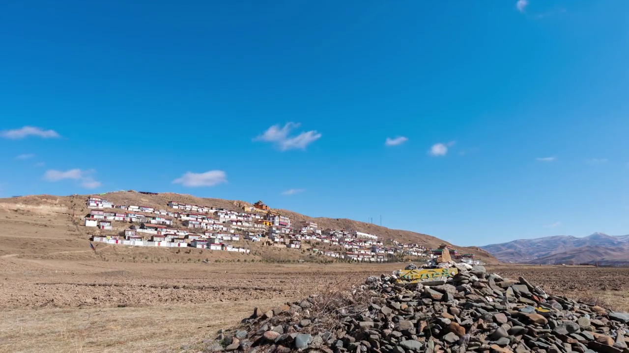 藏区村庄光影延时视频下载