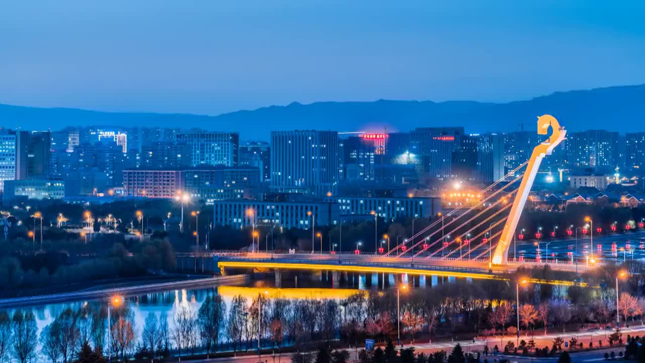 中国内蒙古呼和浩特马头琴桥夜景延时摄影视频素材