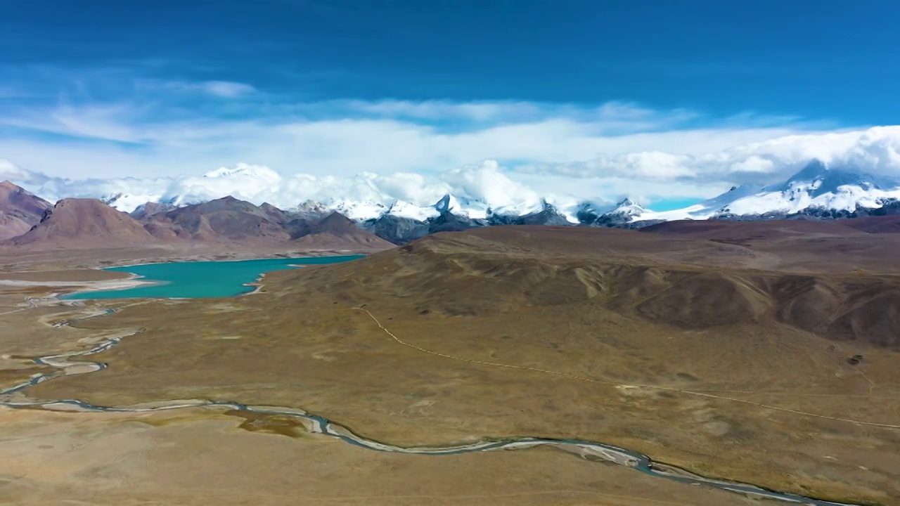 高原湖泊冲巴雍错，蓝天白云，雪山环绕视频下载