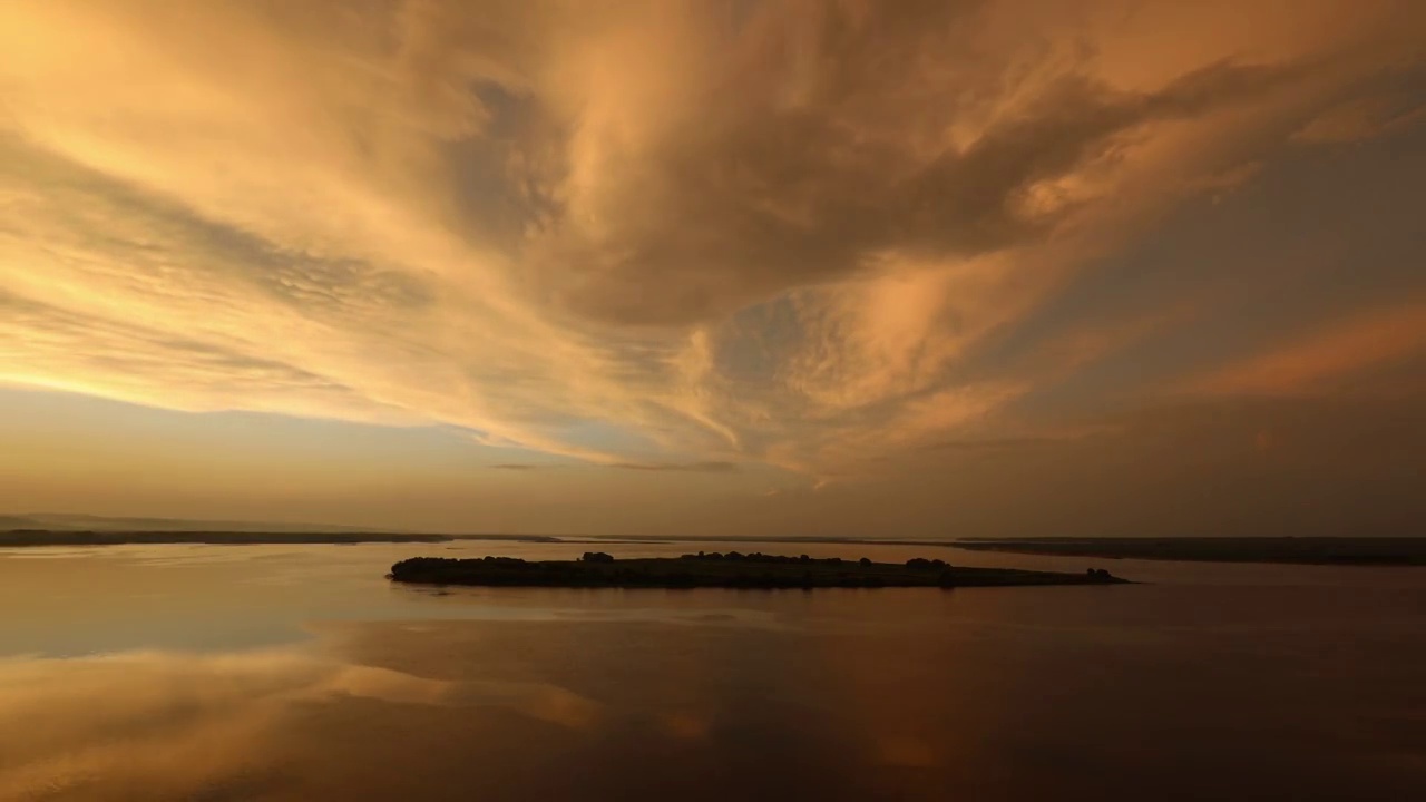 鸭绿江河畔的壮观日落视频素材
