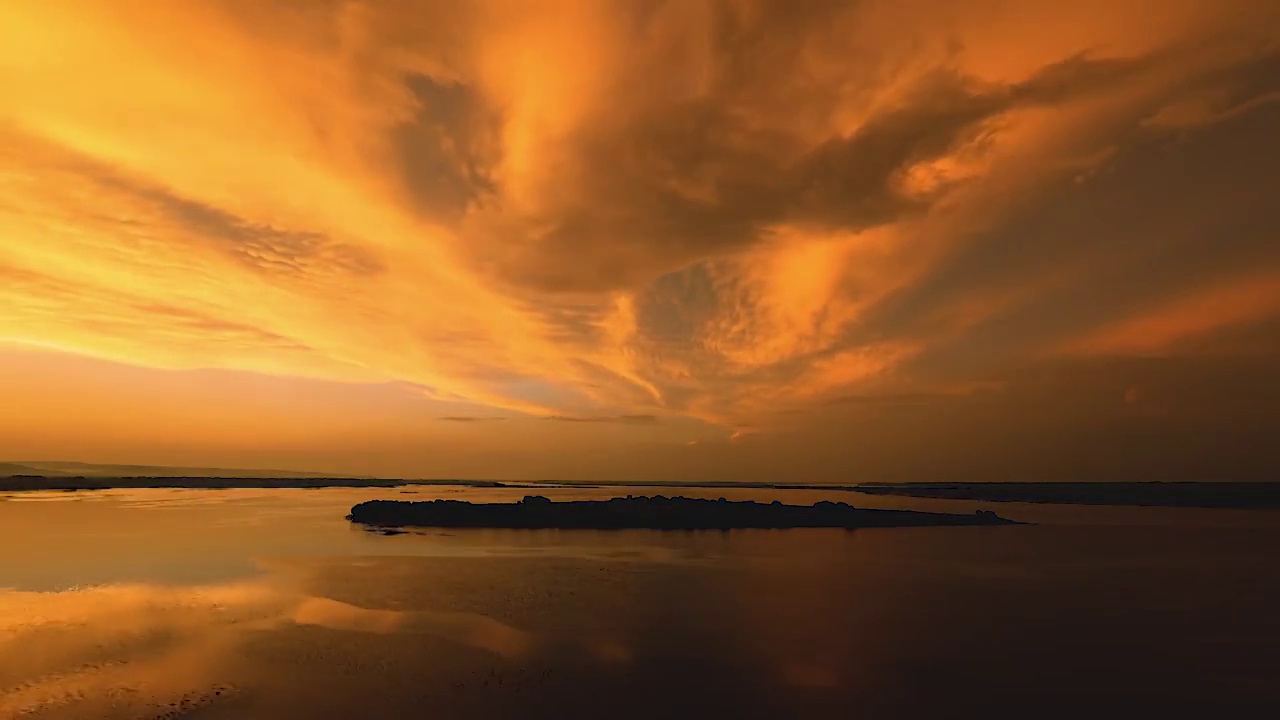 鸭绿江河畔的壮观日落视频素材