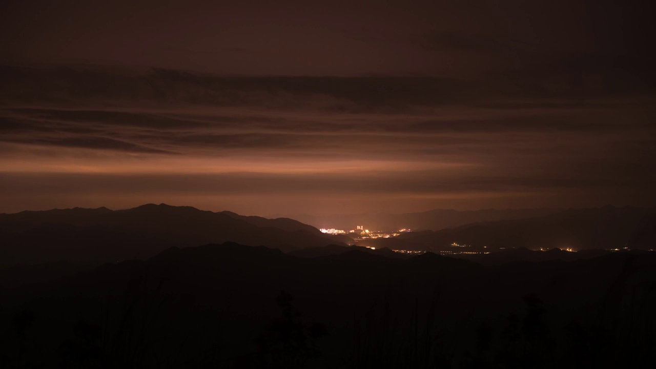 夜晚远处的城市光污染延时视频下载