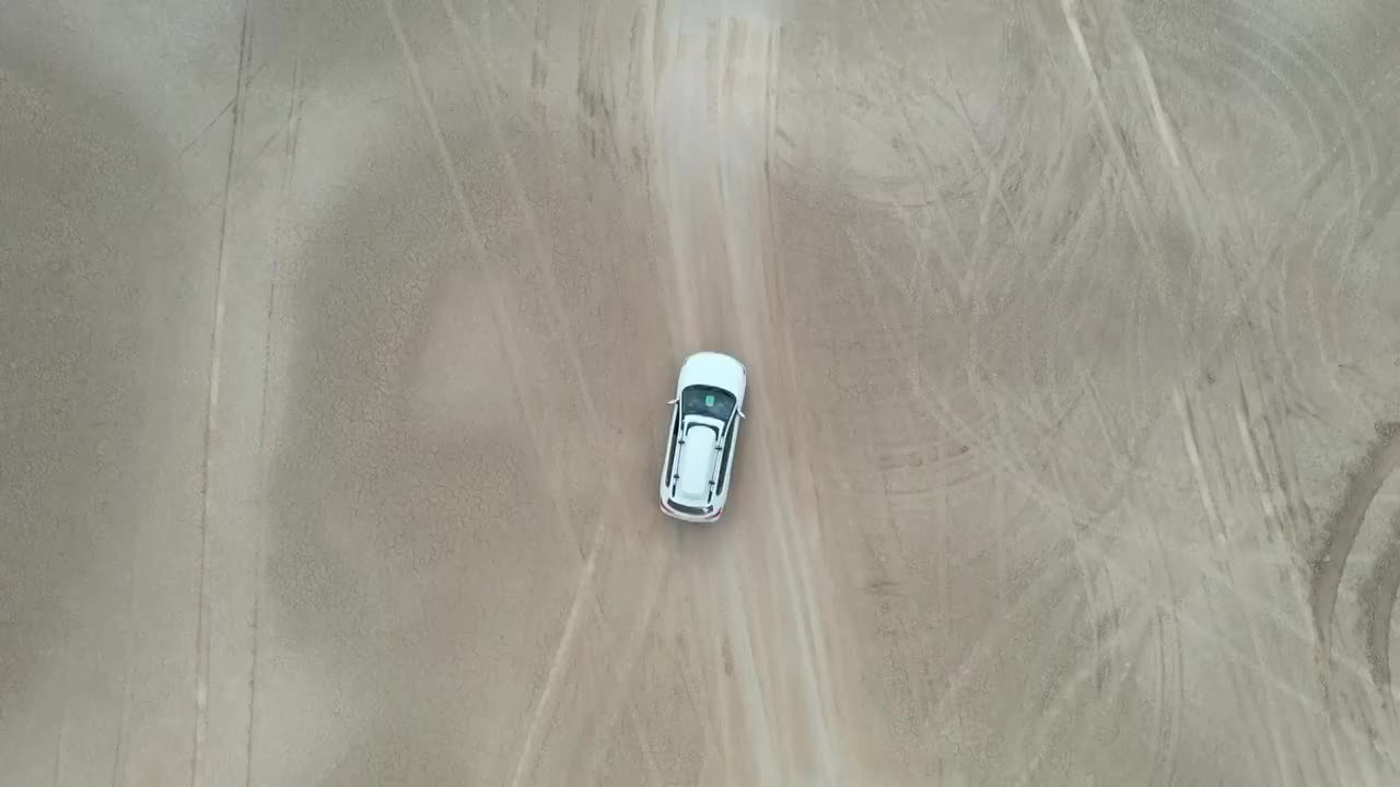 行车在青海海西州差达木盆地的戈壁滩视频素材
