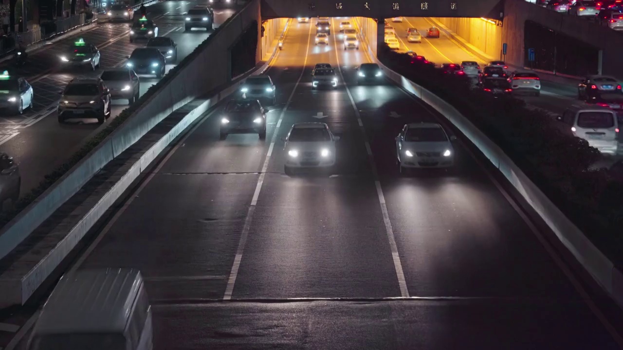 夜晚城市马路上行走的车辆视频素材