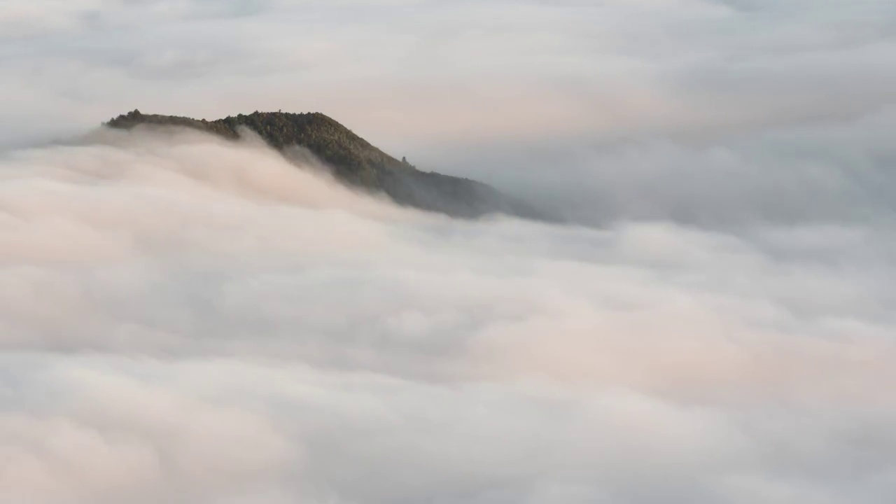 延时摄影拍摄的山脊线上云海翻腾视频素材