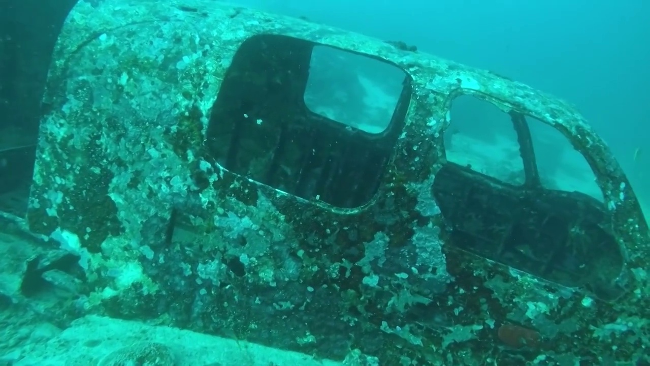 一座水下的飞机残骸视频素材