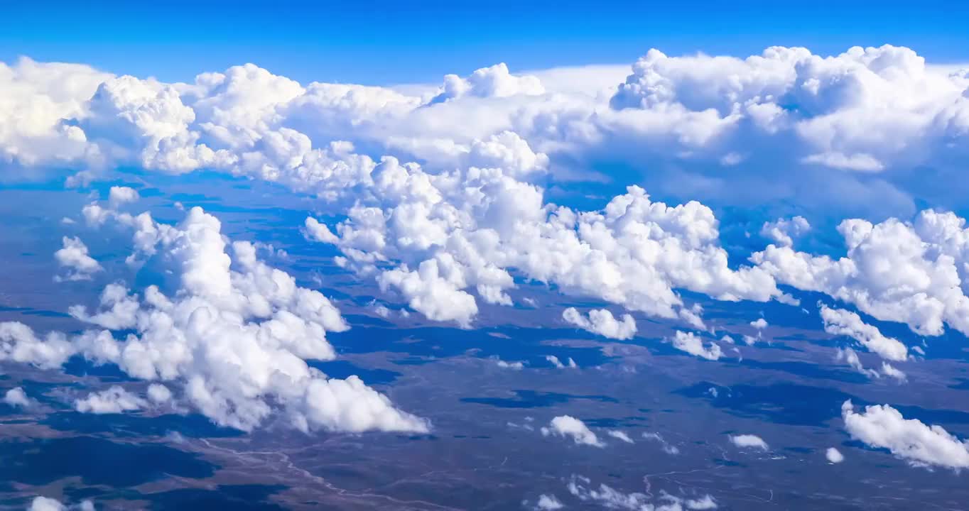 从飞机的窗口看天空中的白云。视频素材