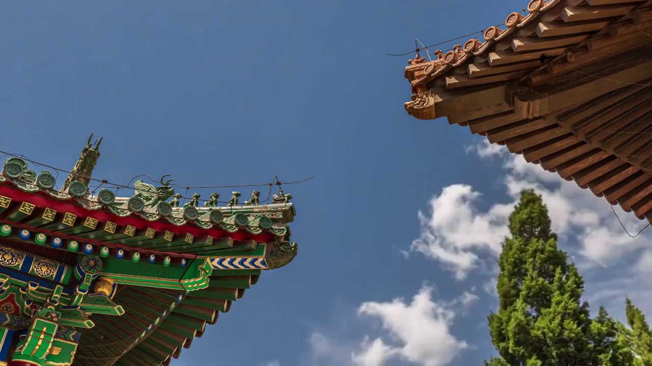 蓝天白云下中国传统建筑屋檐的延时视频视频素材