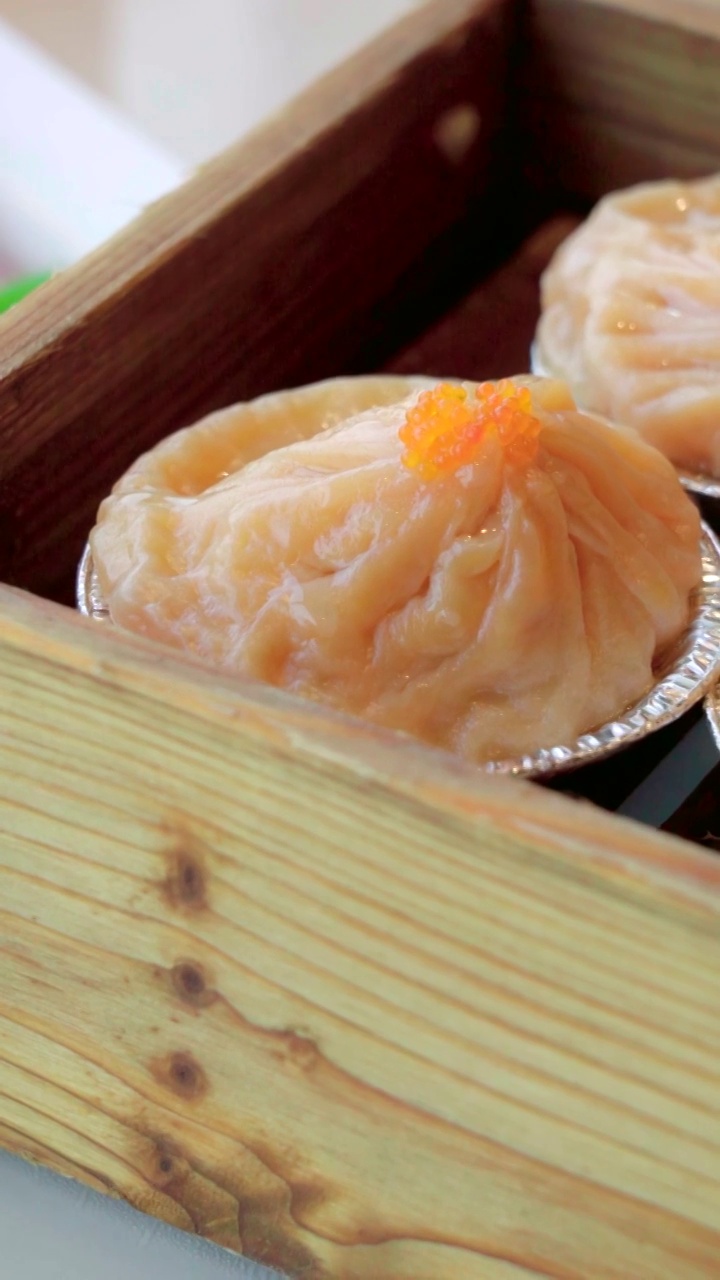 上海蟹黄灌汤包视频素材