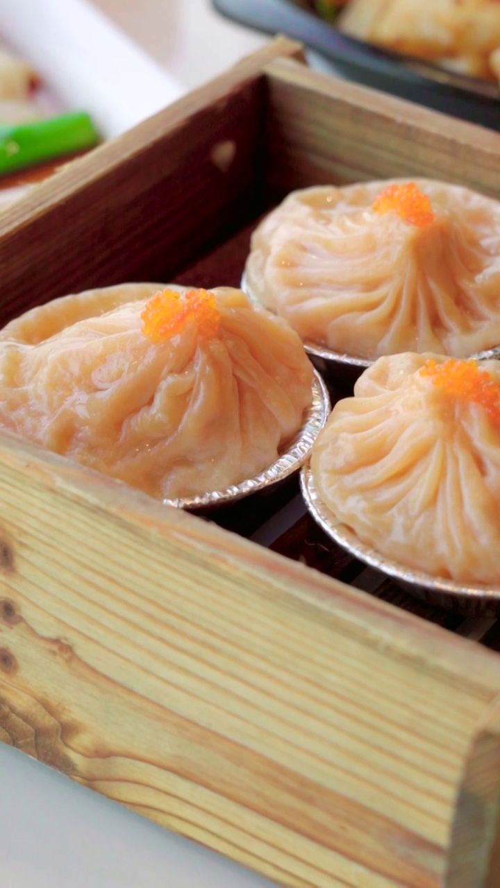 上海蟹黄灌汤包视频素材