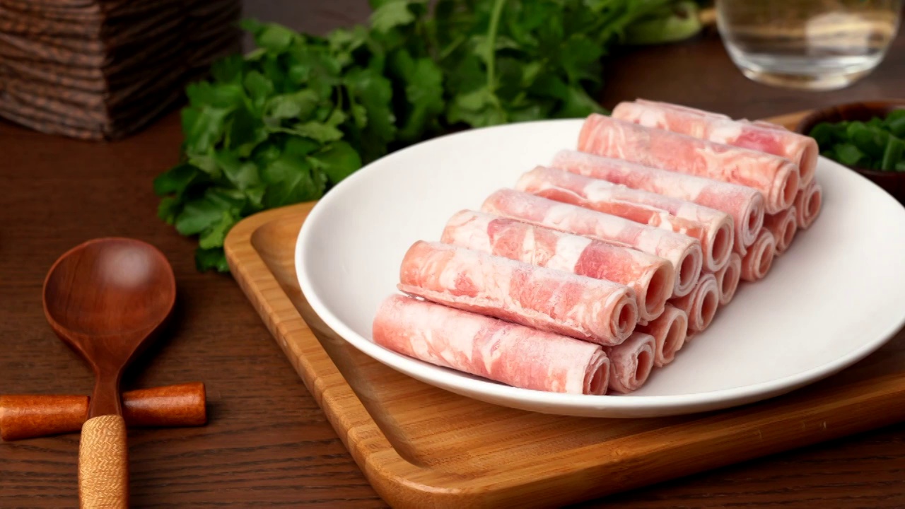 厚重背景上的火锅美食牛肉卷视频素材