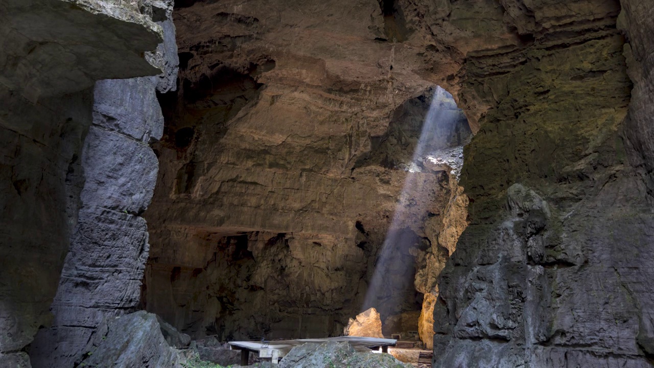 贵州黔南的洞穴世界，流动的天窗阳光视频素材
