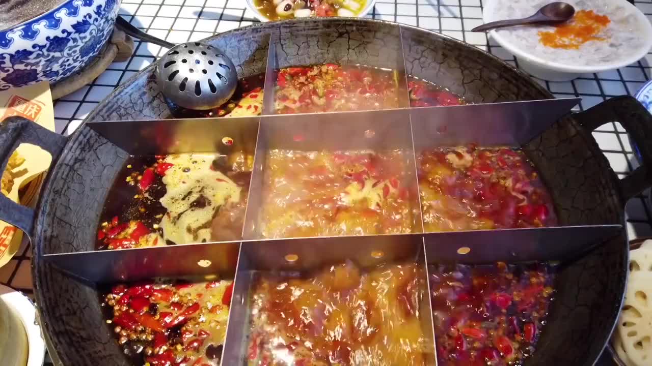 美食沸腾的辣火锅视频素材