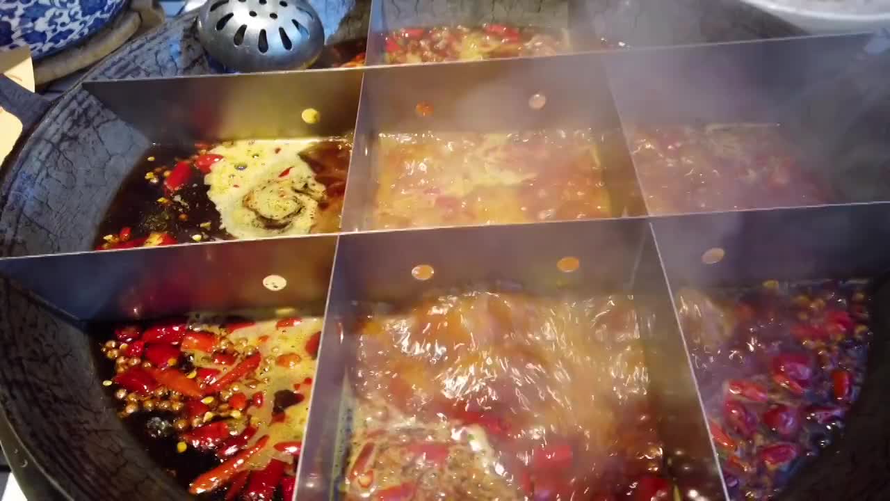 美食沸腾的辣火锅视频素材
