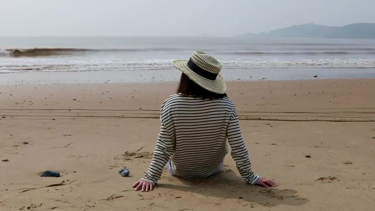 坐在海边看风景的女人背影视频素材