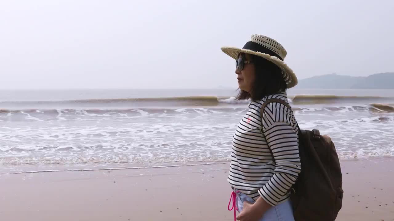 站在海边看风景的女人视频素材