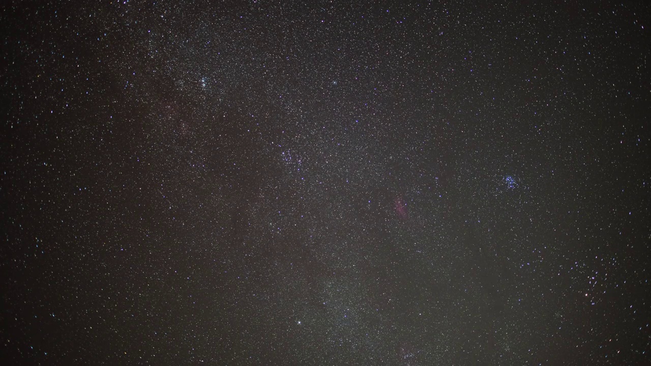 延时摄影拍摄的纯夜空英仙座流星雨流星爆炸留下烟尘视频素材
