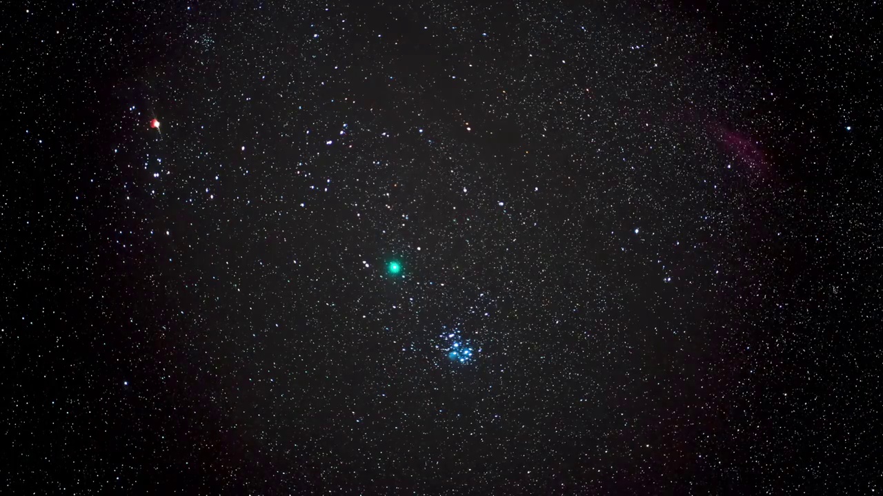 延时拍摄纯天空无地景的昴星团和46P彗星视频素材