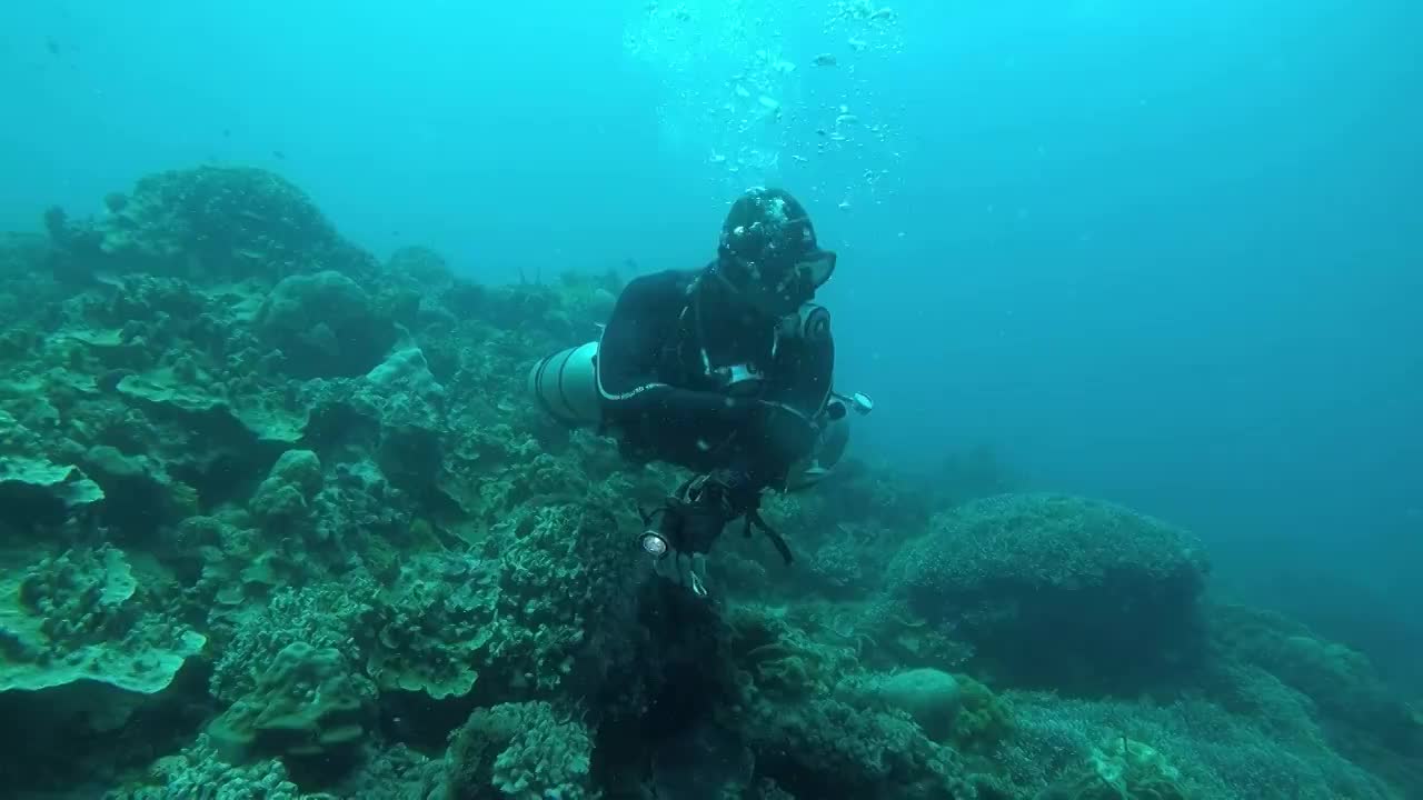 一个拿着手电筒的技术潜水员视频素材