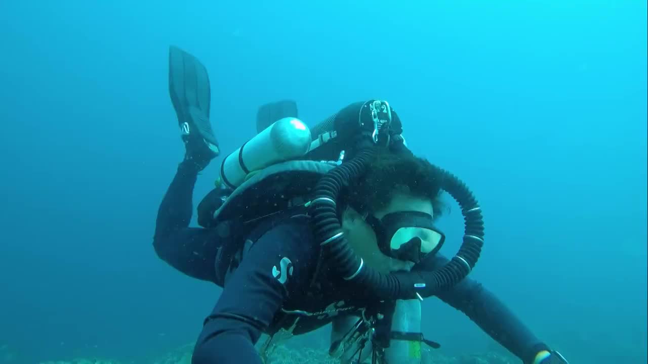 一个在水中的技术潜水潜水员视频素材