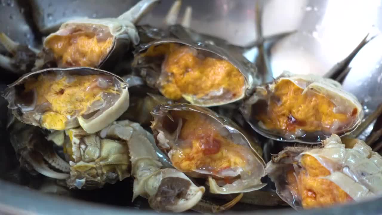 中餐厨师制作阳澄湖大闸蟹视频素材