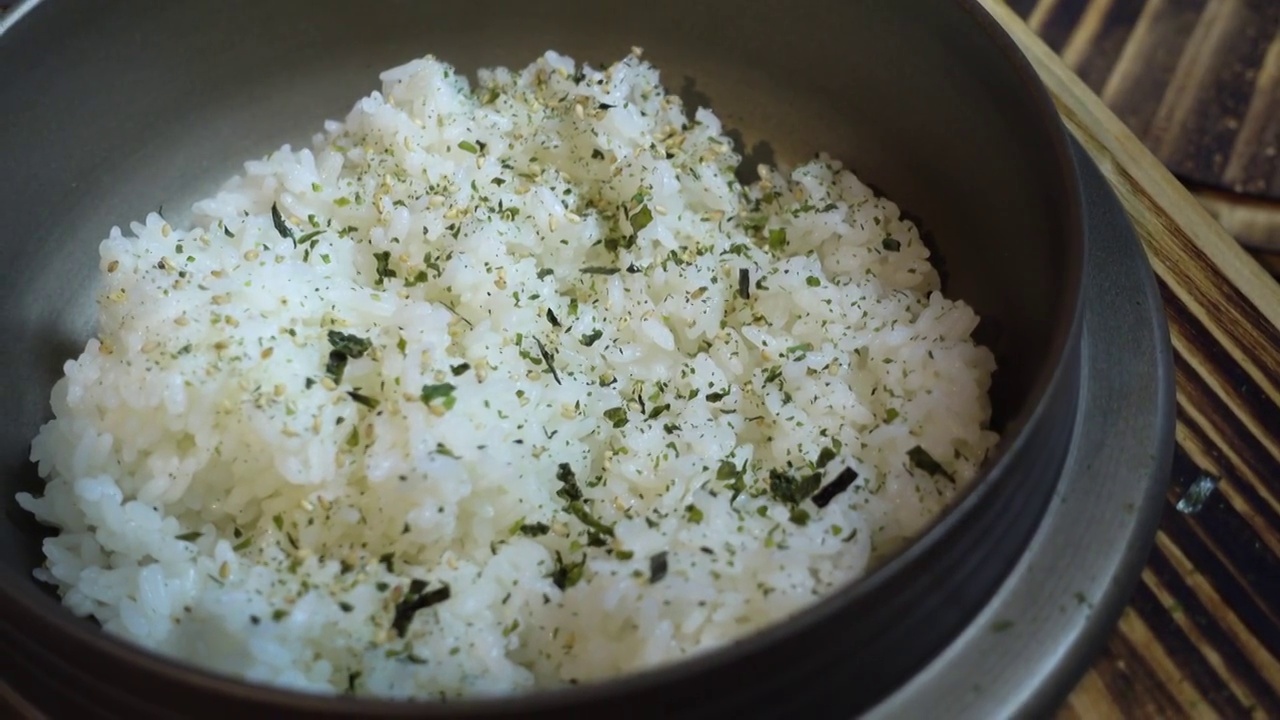 日本料理厨师制作鳗鱼饭视频素材