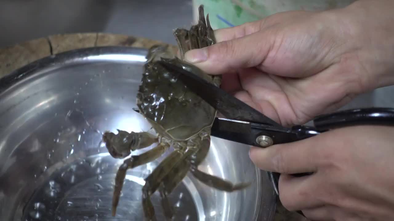 中餐厨师制作阳澄湖大闸蟹视频素材