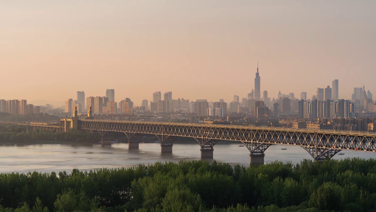 日出时分的南京长江大桥与城市景色视频下载