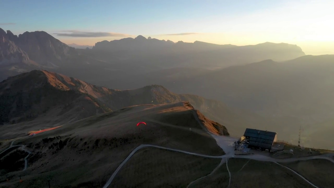 意大利多洛米蒂著名刀锋山山顶日出航拍视频素材