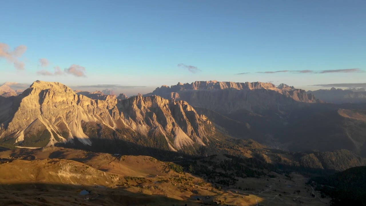 意大利多洛米蒂著名刀锋山山顶日出航拍视频素材