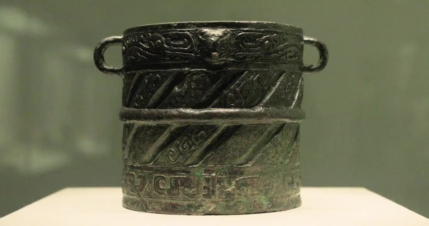 中国国家博物馆召青铜卣商后期视频素材