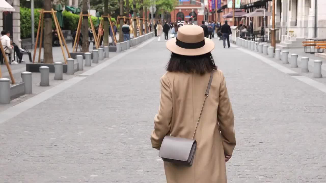 走在上海外滩源户外街道的女人背影视频素材