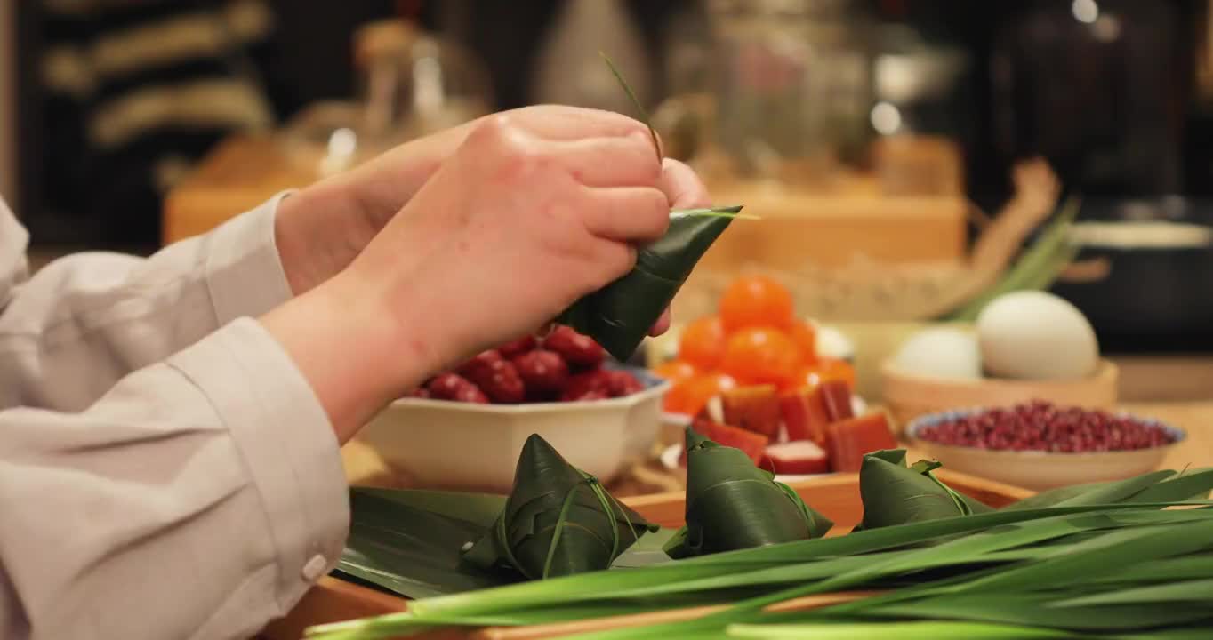 包粽子与食材特写视频素材