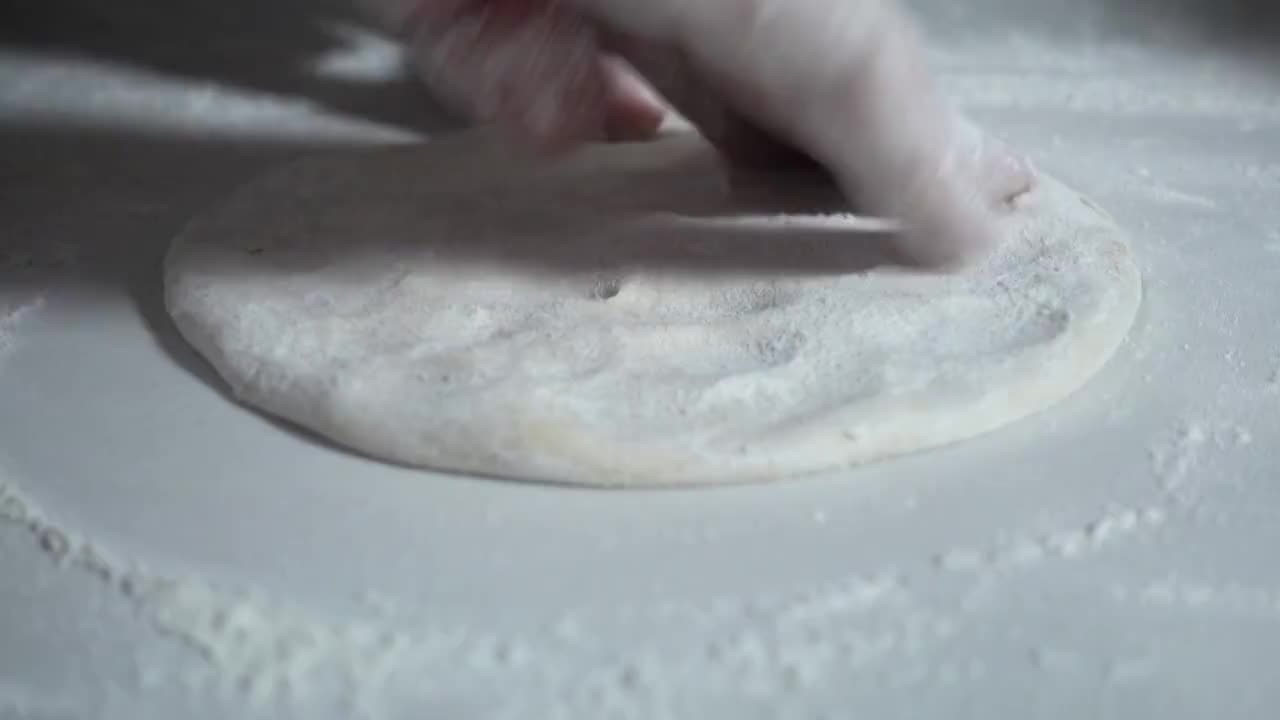 西餐厨师制作芝士玉米培根披萨饼视频素材