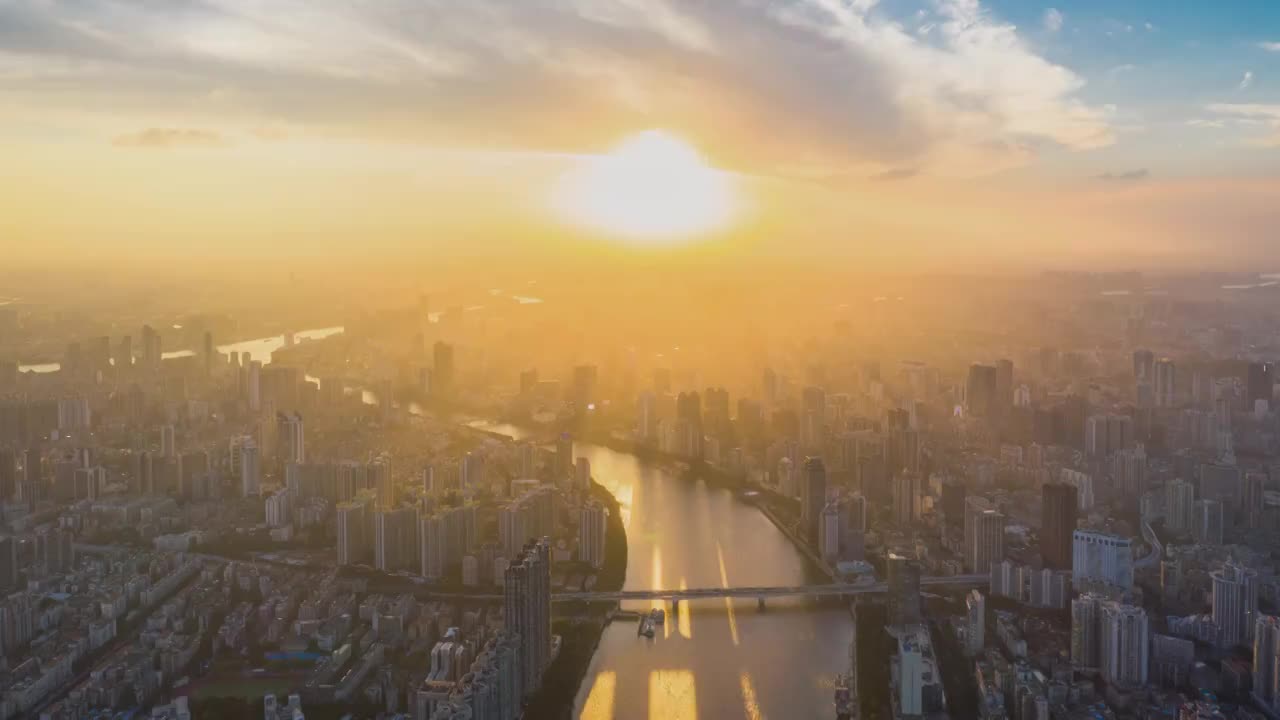 航拍夏日夕阳下的珠江及两岸的广州城区（延时摄影）视频素材