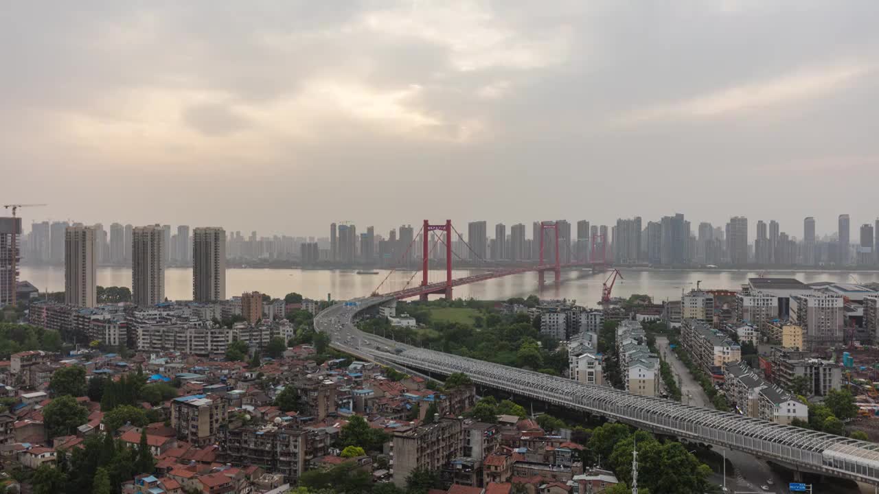 武汉鹦鹉洲长江大桥日转夜延时摄影视频素材