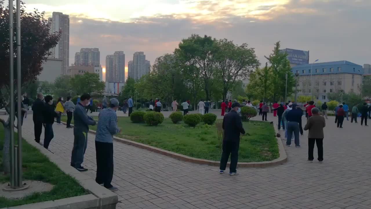 中国辽宁大连公园内锻炼的人群视频素材