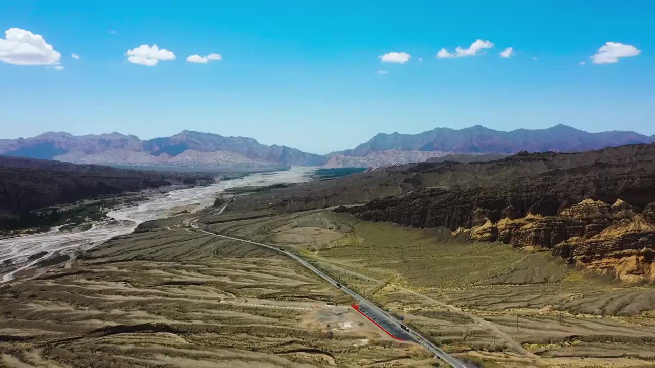 新疆维吾尔自治区独库公路丹霞地貌视频素材