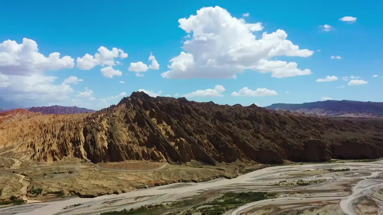新疆维吾尔自治区独库公路丹霞地貌视频素材