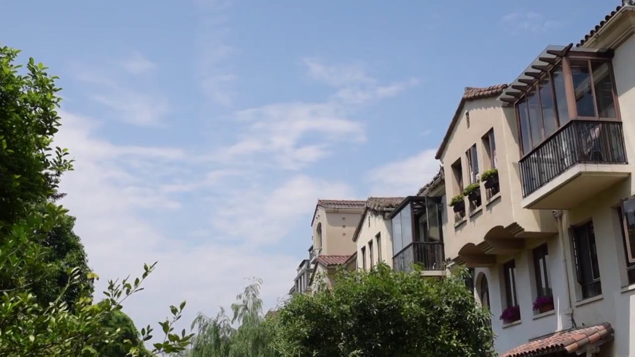 加州风情的环溪小镇，以公寓、联排、叠加等多种住宅形态视频下载