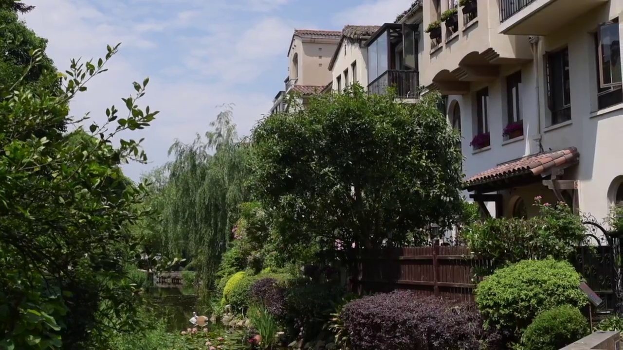 加州风情的环溪小镇，以公寓、联排、叠加等多种住宅形态视频下载