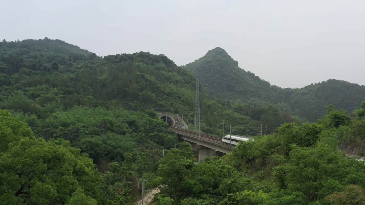 桂林穿越喀斯特地貌山区的高速列车视频素材