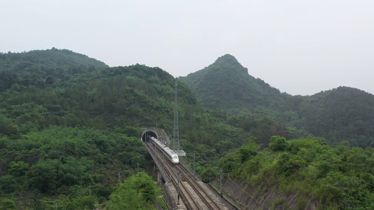 桂林穿越喀斯特地貌山区的高速列车视频素材