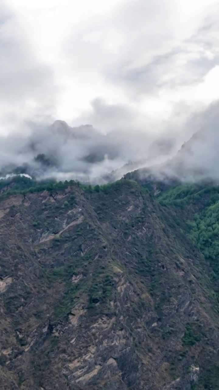 中国四川省甘孜州丹巴县中路藏寨的自然风光视频素材