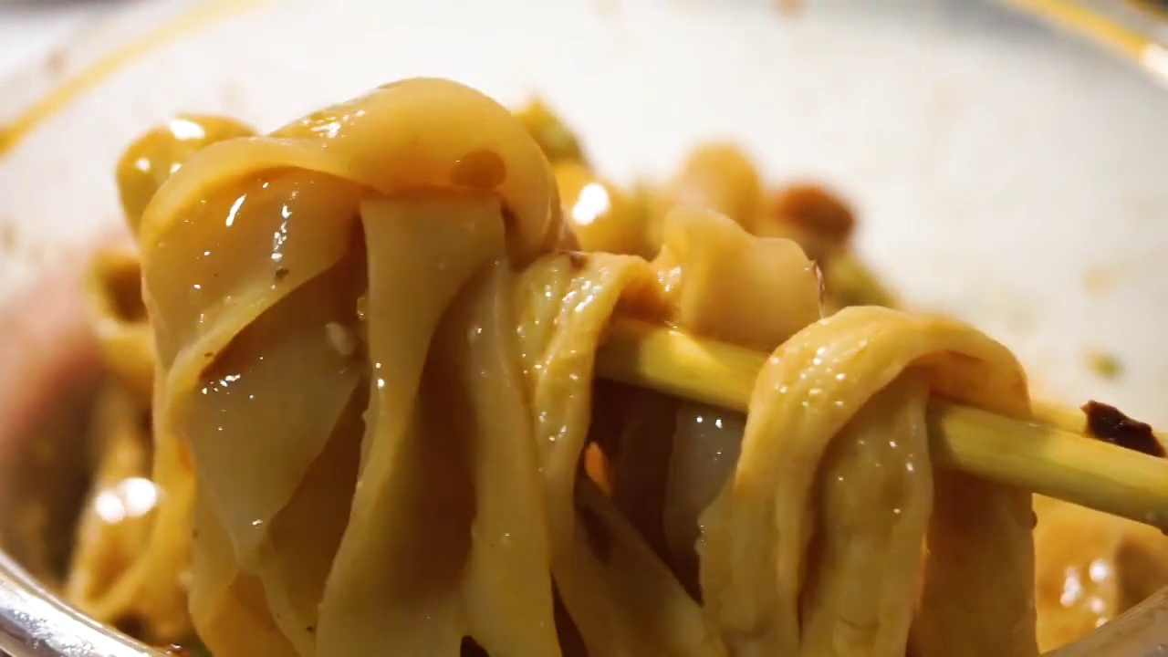 陕西凉皮牛筋面两掺中国传统小吃视频素材