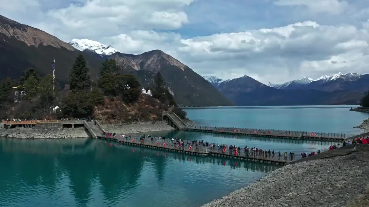 西藏林芝工布江达巴松措湖心岛措宗寺 4K航拍视频视频素材