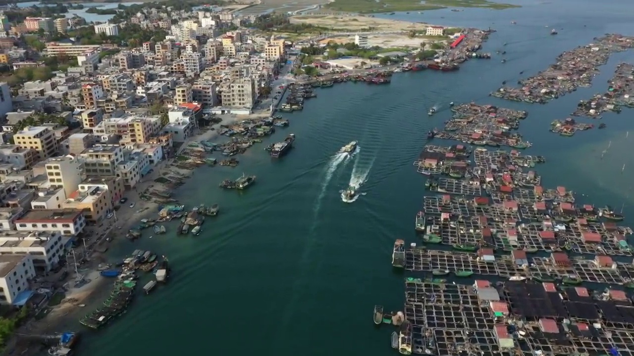 4k航拍海南陵水疍家渔排双船交汇视频下载