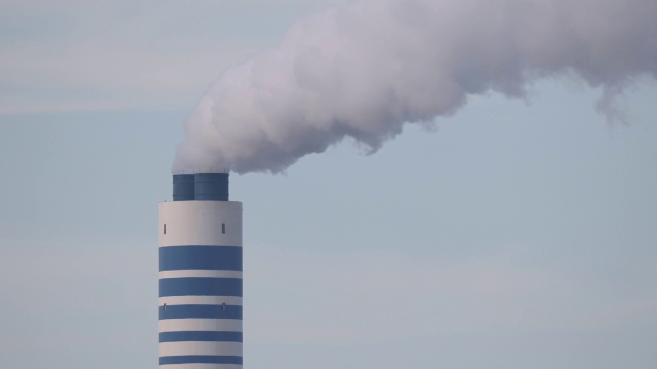 发电厂烟筒排出的水蒸气云视频素材